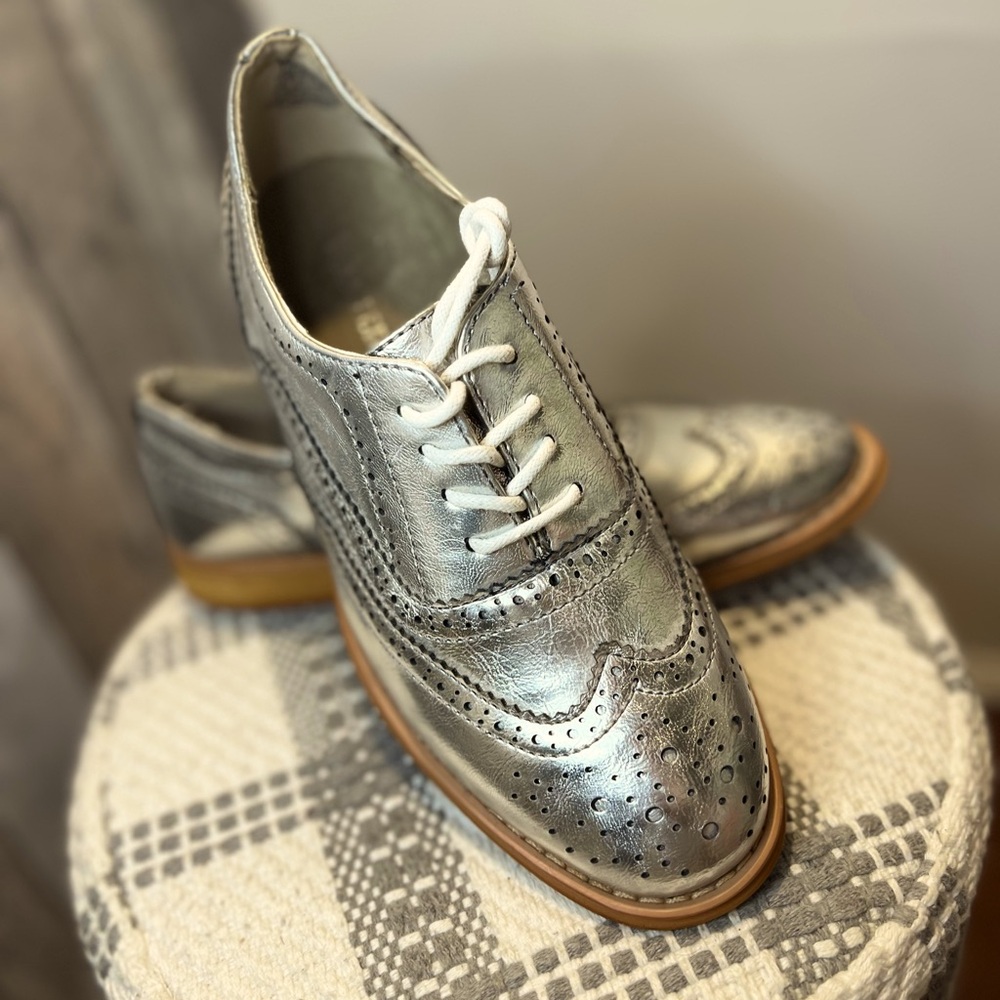 Women's Angel Pewter Lace-Up Faux Leather Wingtip Shoes, Size 6. Worn once.
